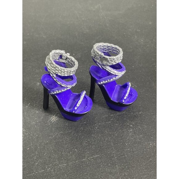Rainbow Hight Krstal Miniature Purple Heeled Sandals With Silver Straps For Doll - Picture 2 of 4